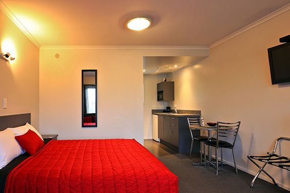 1-Bedroom Suite bed
